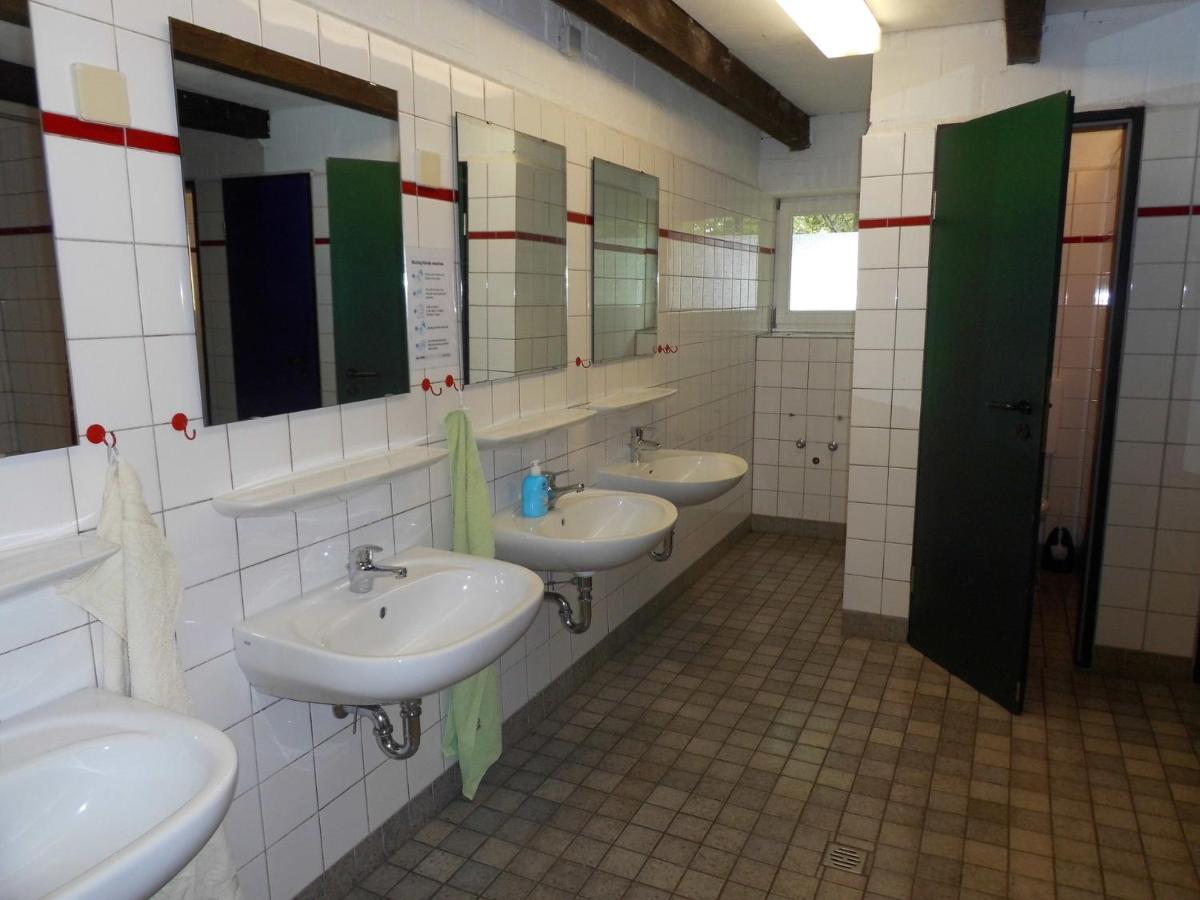 Das Haus Mit Der Roten Telefonzelle Apen Esterno foto