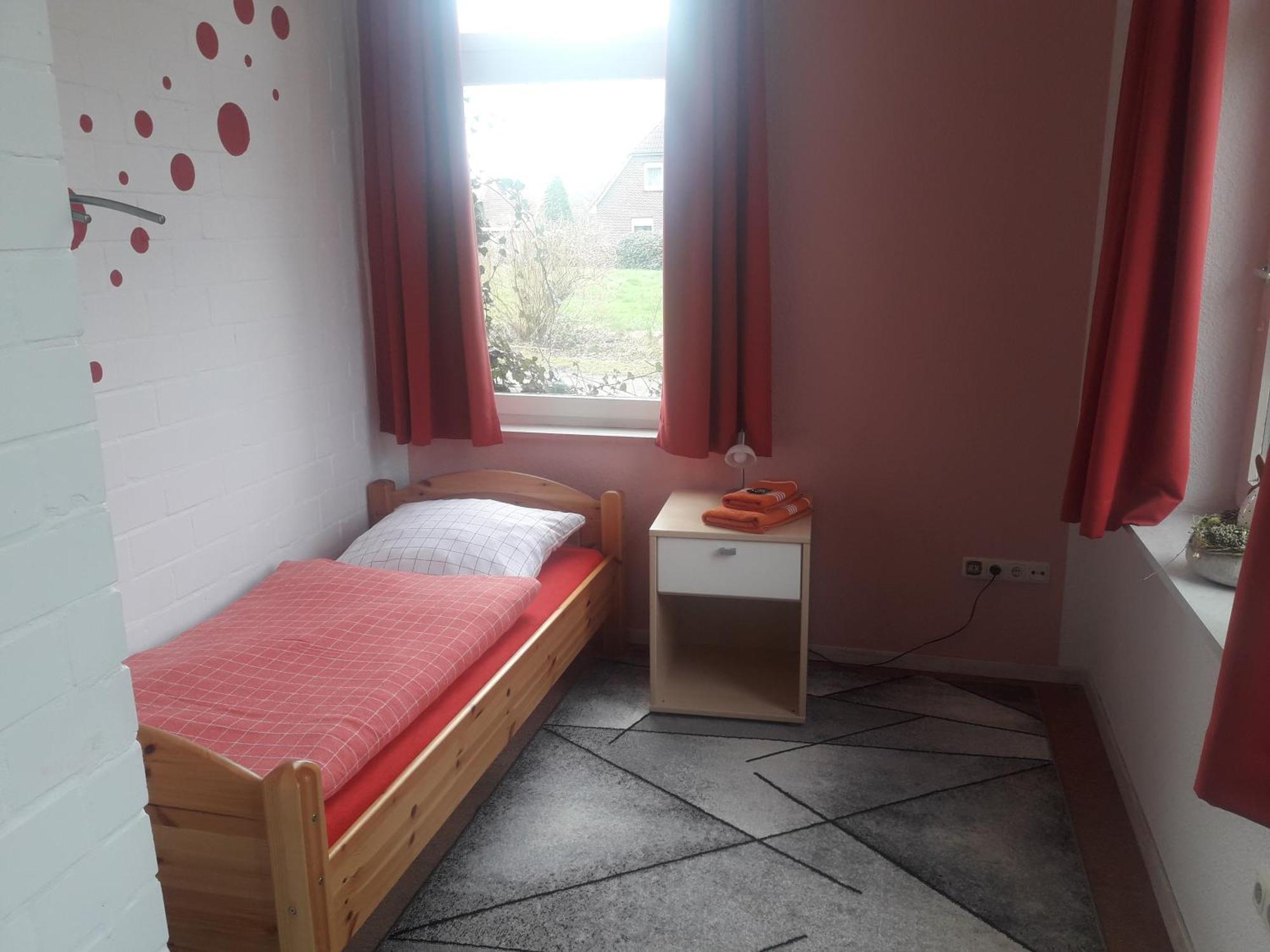Das Haus Mit Der Roten Telefonzelle Apen Esterno foto