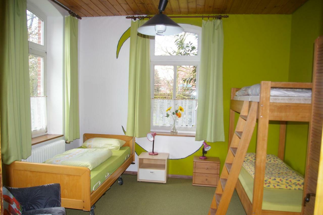 Das Haus Mit Der Roten Telefonzelle Apen Esterno foto
