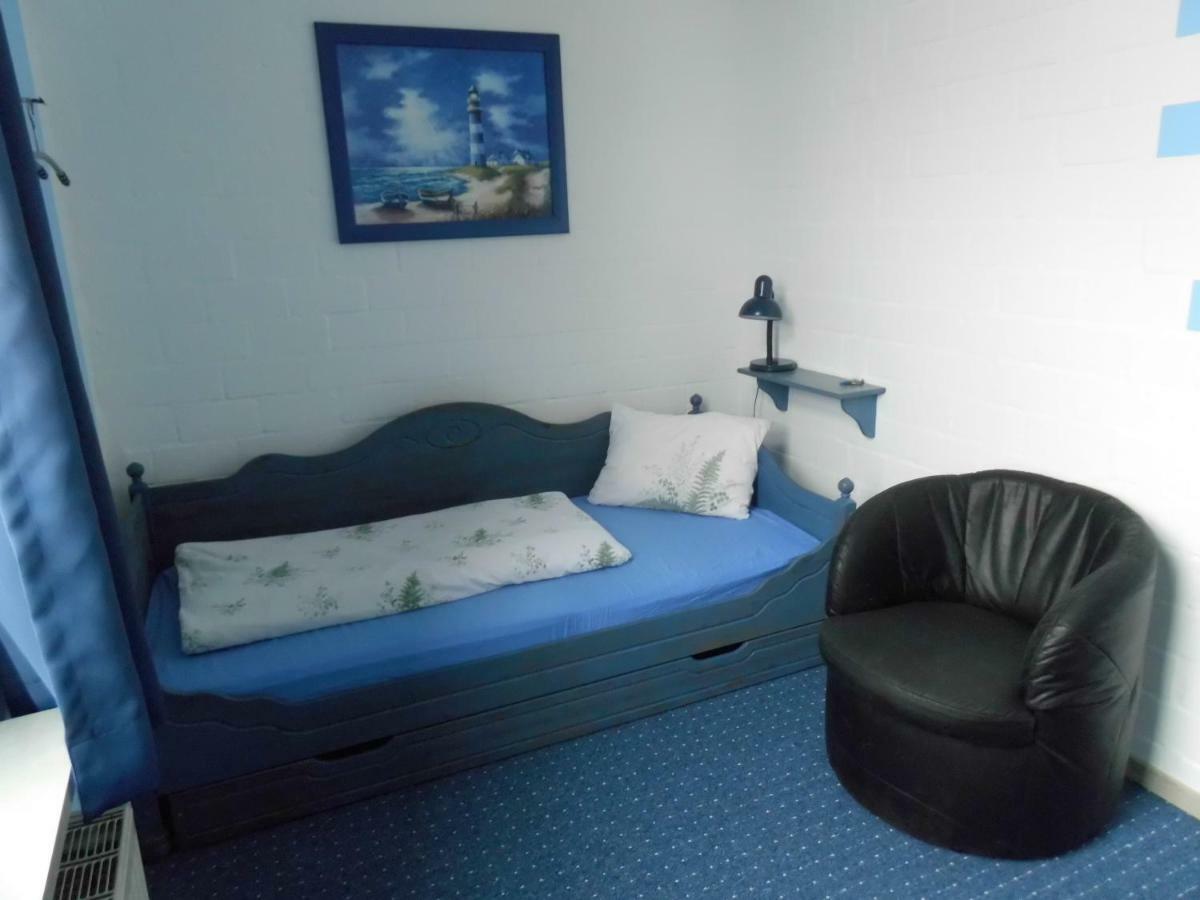 Das Haus Mit Der Roten Telefonzelle Apen Esterno foto